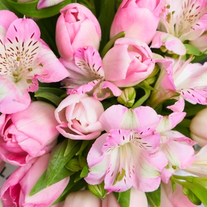 Розовые тюльпаны и альстромерии в белой коробке