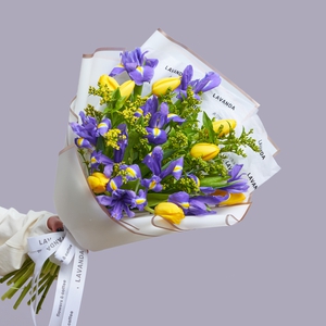 Солнечный букет желтых тюльпанов, солидаго и ирисов