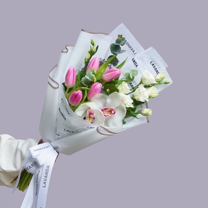 Сборный букетик с тюльпанами и орхидеями