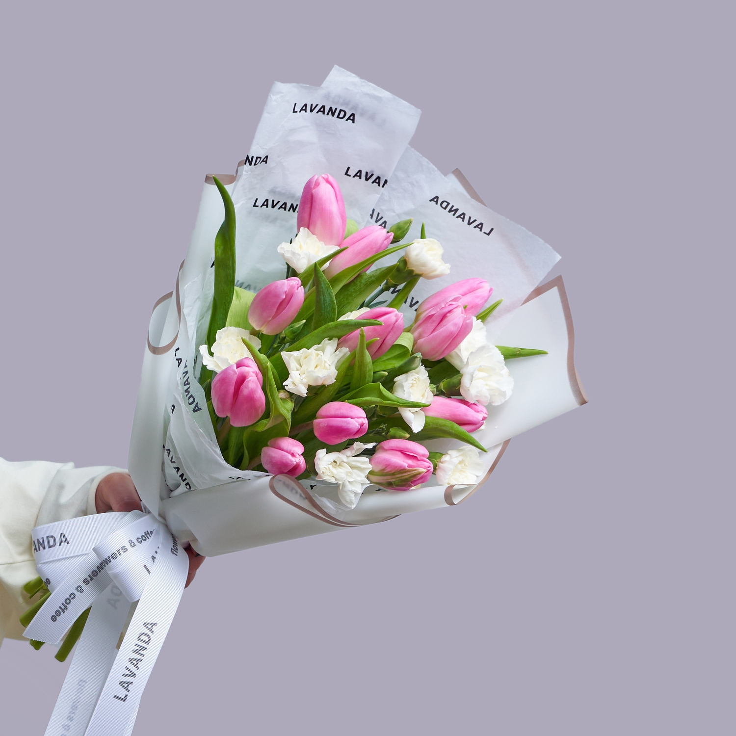 Бело-розовый букетик с тюльпанами