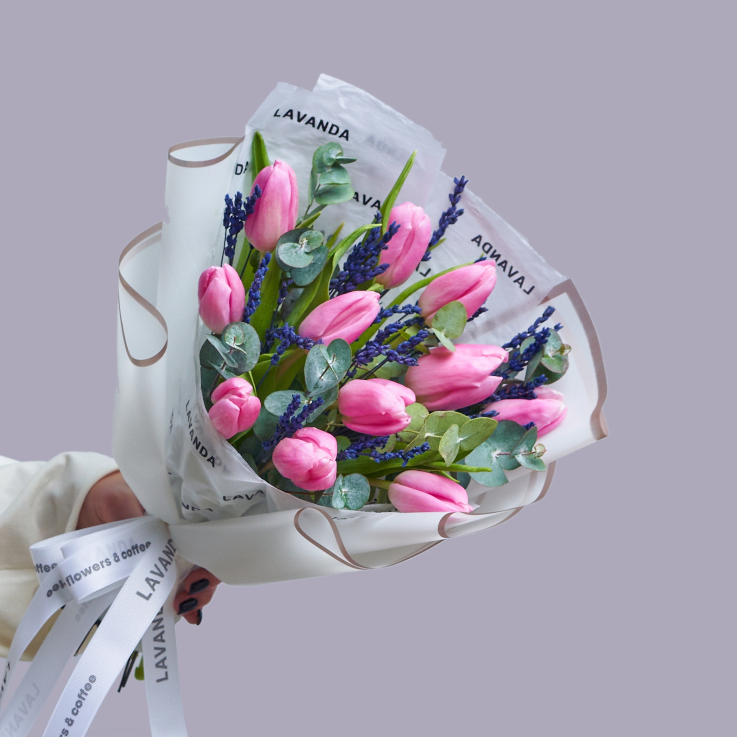 Букетик розовых тюльпанов с лавандой