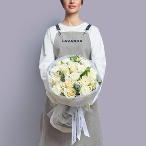 Сборный букет белых роз, тюльпанов и диантусов