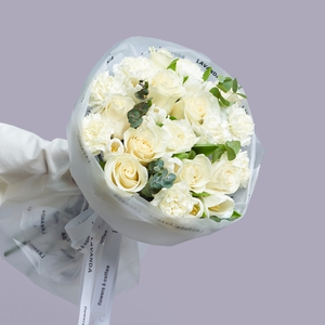 Сборный букет белых роз, тюльпанов и диантусов
