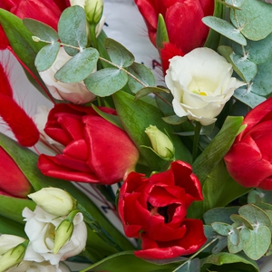 Сборный букет с красными тюльпанами