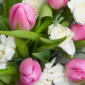 Бело-розовый букетик с тюльпанами