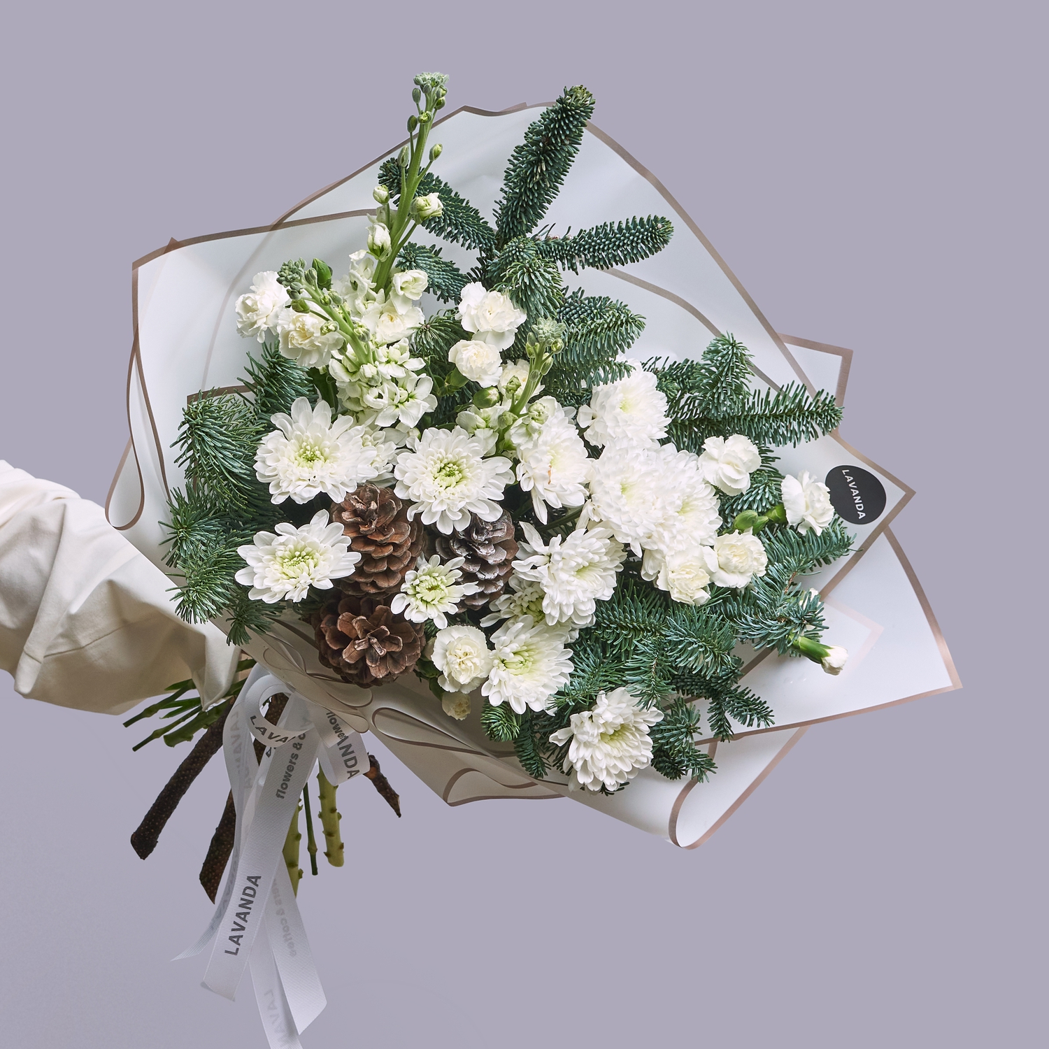 Белоснежный букет нежных цветов с зимним нобилсом и шишками
