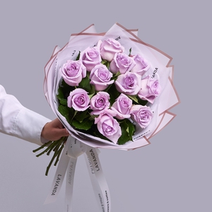 13 лиловых роз в матовой упаковке