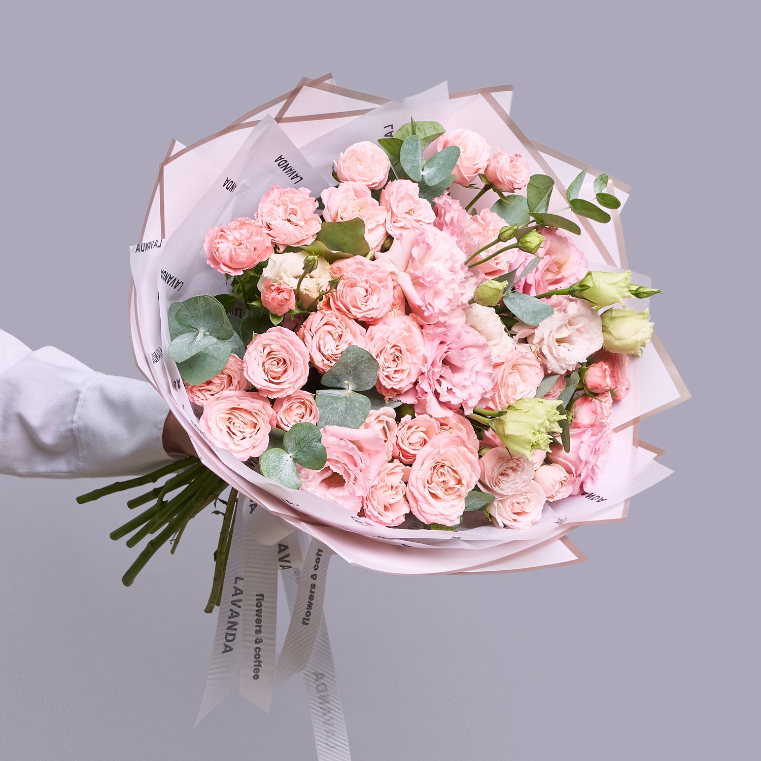 Пионовидные розы с розовой эустомой