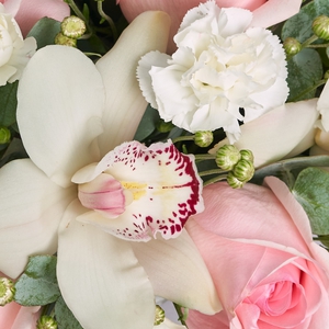 Белая корзина роз и эустом с орхидеями