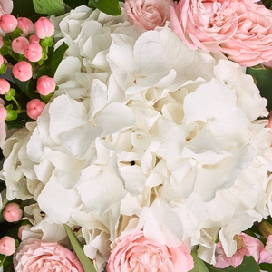Розовый букет пионовидных роз с белыми  эустомами и гортензией
