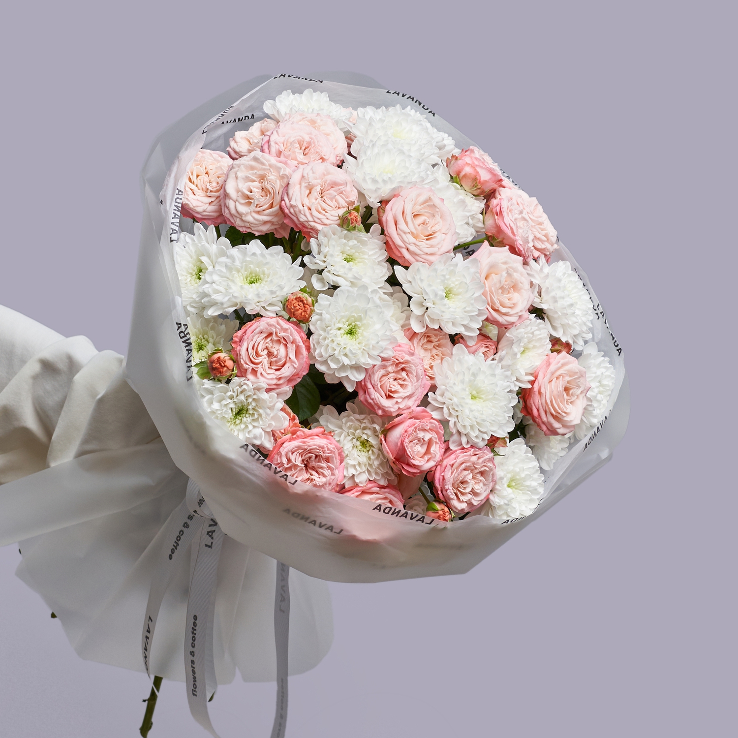 Воздушный букет хризантем и кустовых роз