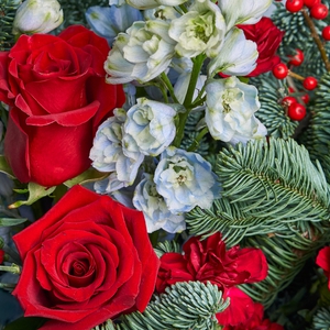 Зимний букет с нобилисом, красными розами и голубым дельфиниумом