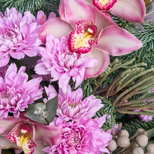 Зимний букет с розовыми хризантемами, орхидеями и нобилисом
