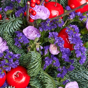 Зимний букет с фиолетовыми диантусами, статицей и красным илексом