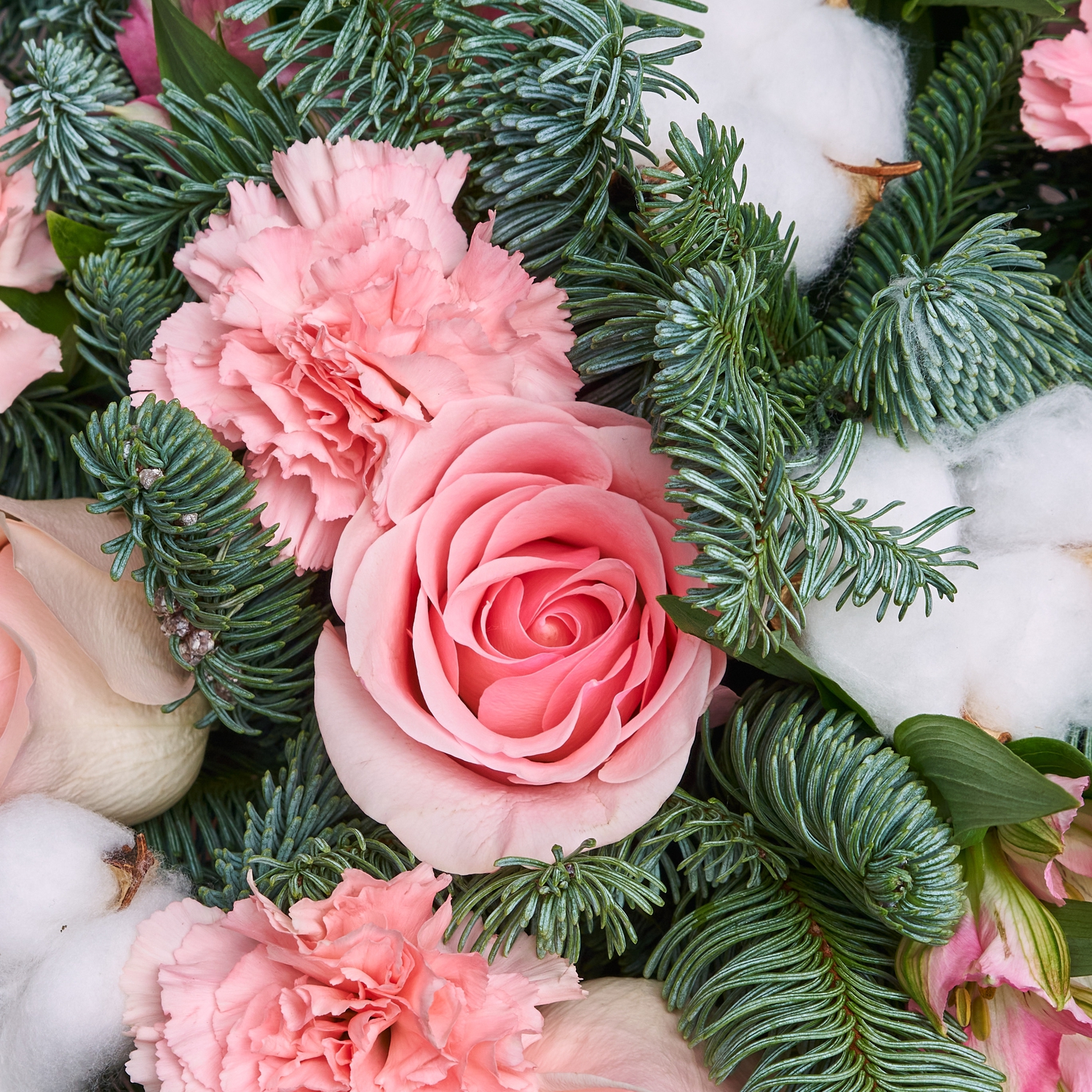 Зимний букет розовых цветов с нобилисом