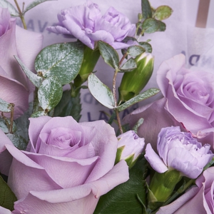 Лиловый букет роз и диантусов с эвкалиптом