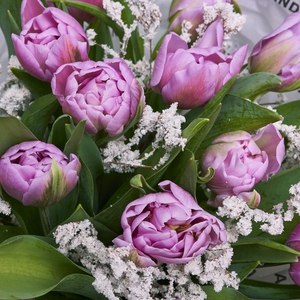 Весенний букет тюльпанов с белыми цветами