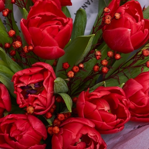 Букет красных тюльпанов и льна
