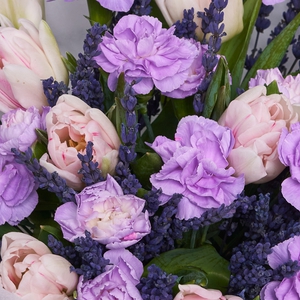 Лиловый букет пионовидных тюльпанов с лавандой