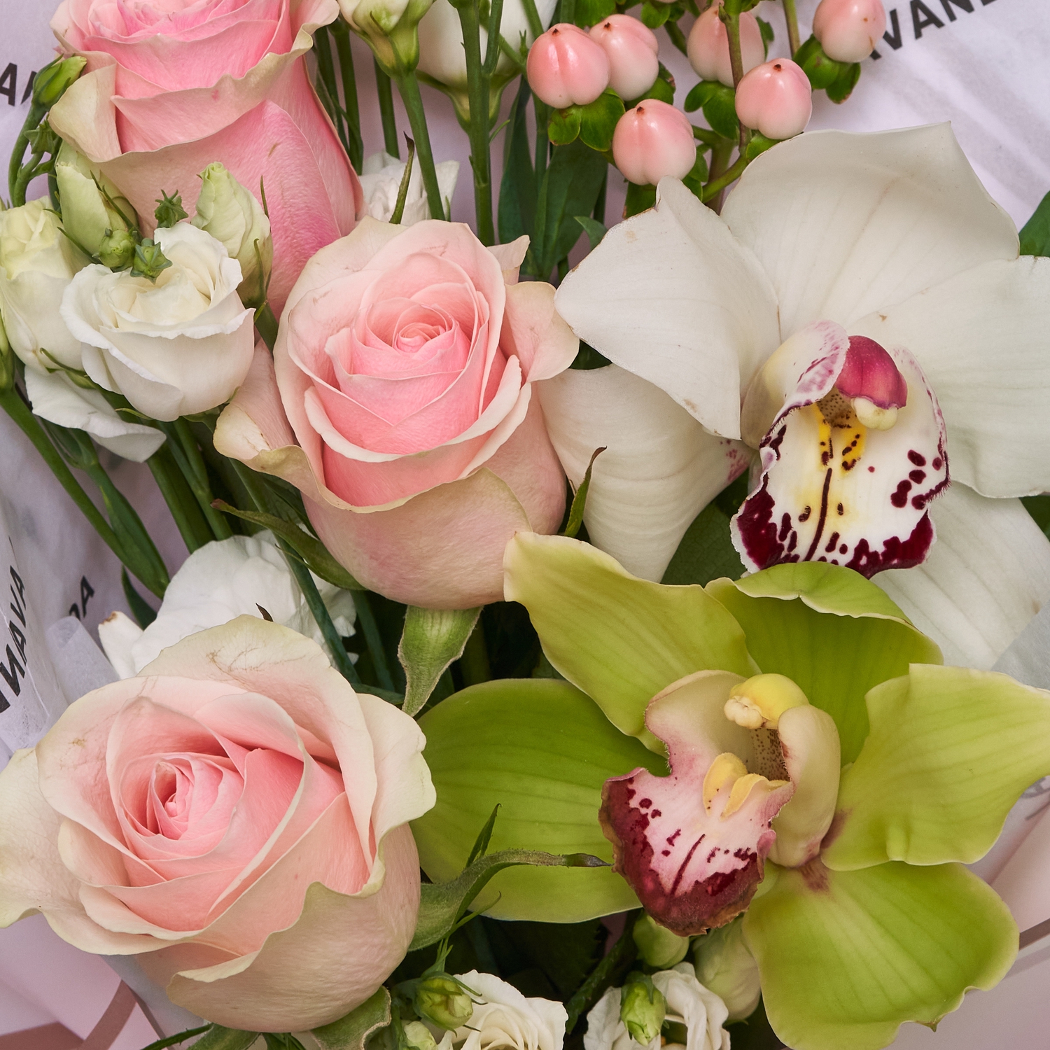 Сборный букет роз с орхидеями