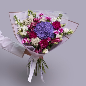 Сборный букет цветов с фиолетовой гортензией