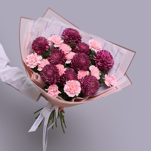 Букет бордовых хризантем и розовых диантусов