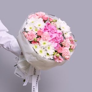 Сборный букет розовых и белых диантусов, роз, хризантем и гортензии