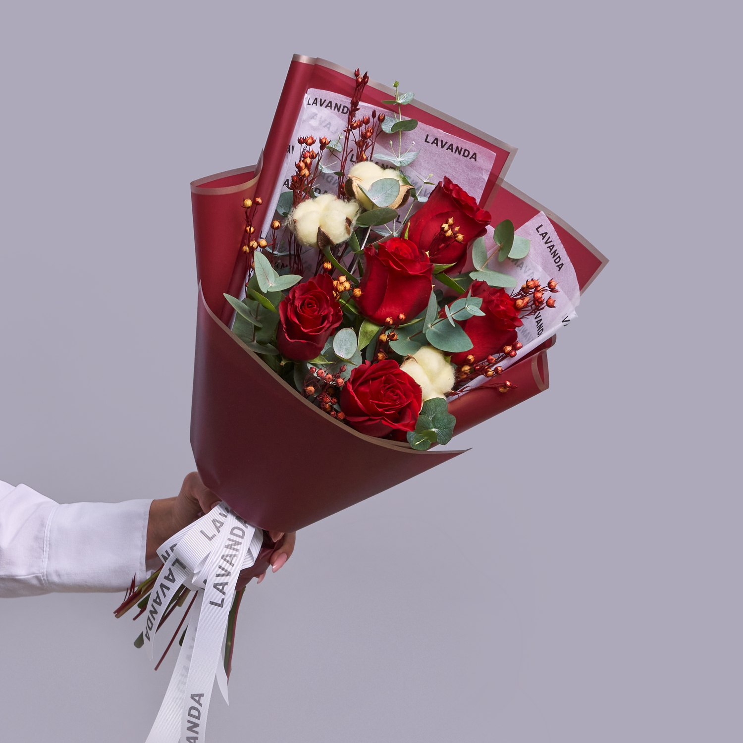 Зимний букетик с хлопком и красными розами