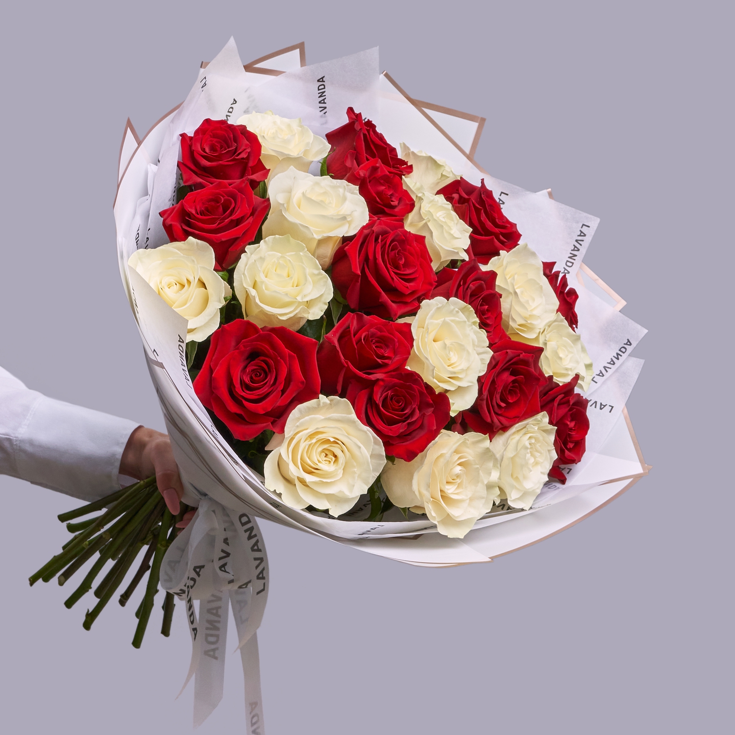 Букет больших красных и белых роз