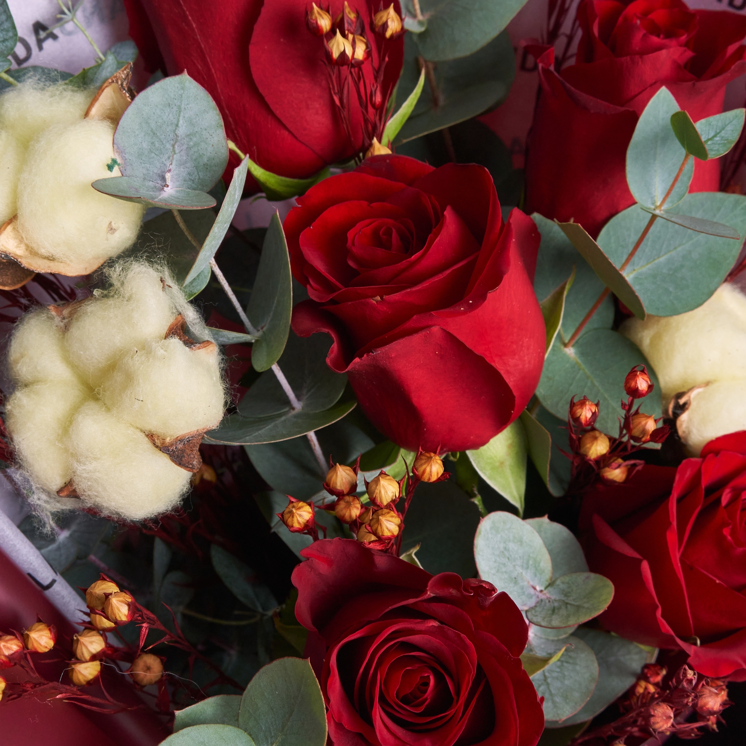Зимний букетик с хлопком и красными розами