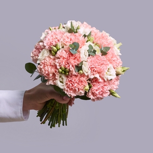 Букет невесты из розовых диантусов и нежных эустом с эвкалиптом