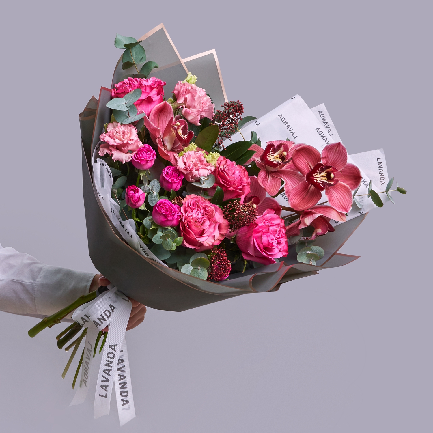 Букет розовых эустом, роз и бордовых орхидей со скимией