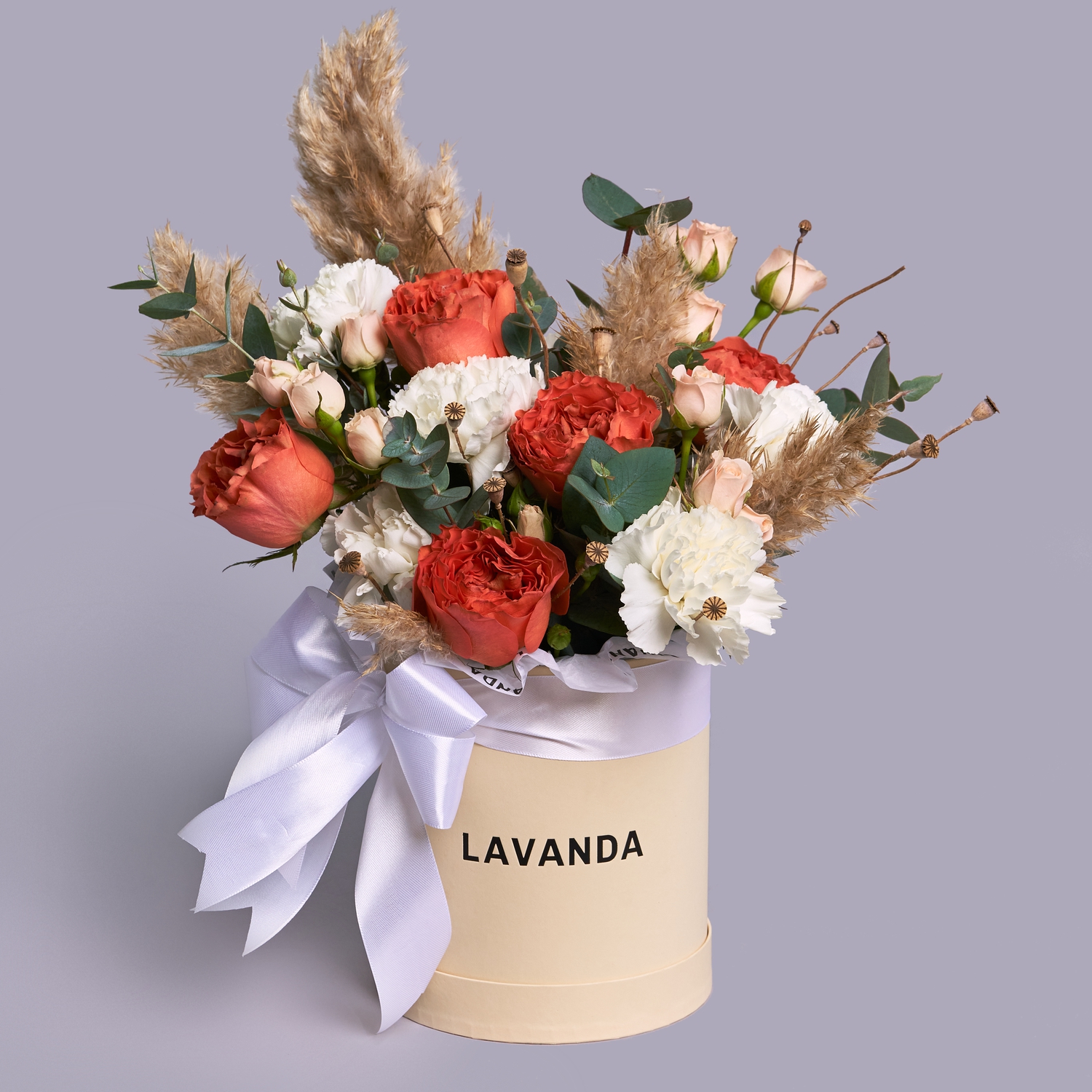 Кремовая коробочка пионовидных роз, диантусов и сухоцветов