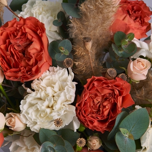 Кремовая коробочка пионовидных роз, диантусов и сухоцветов