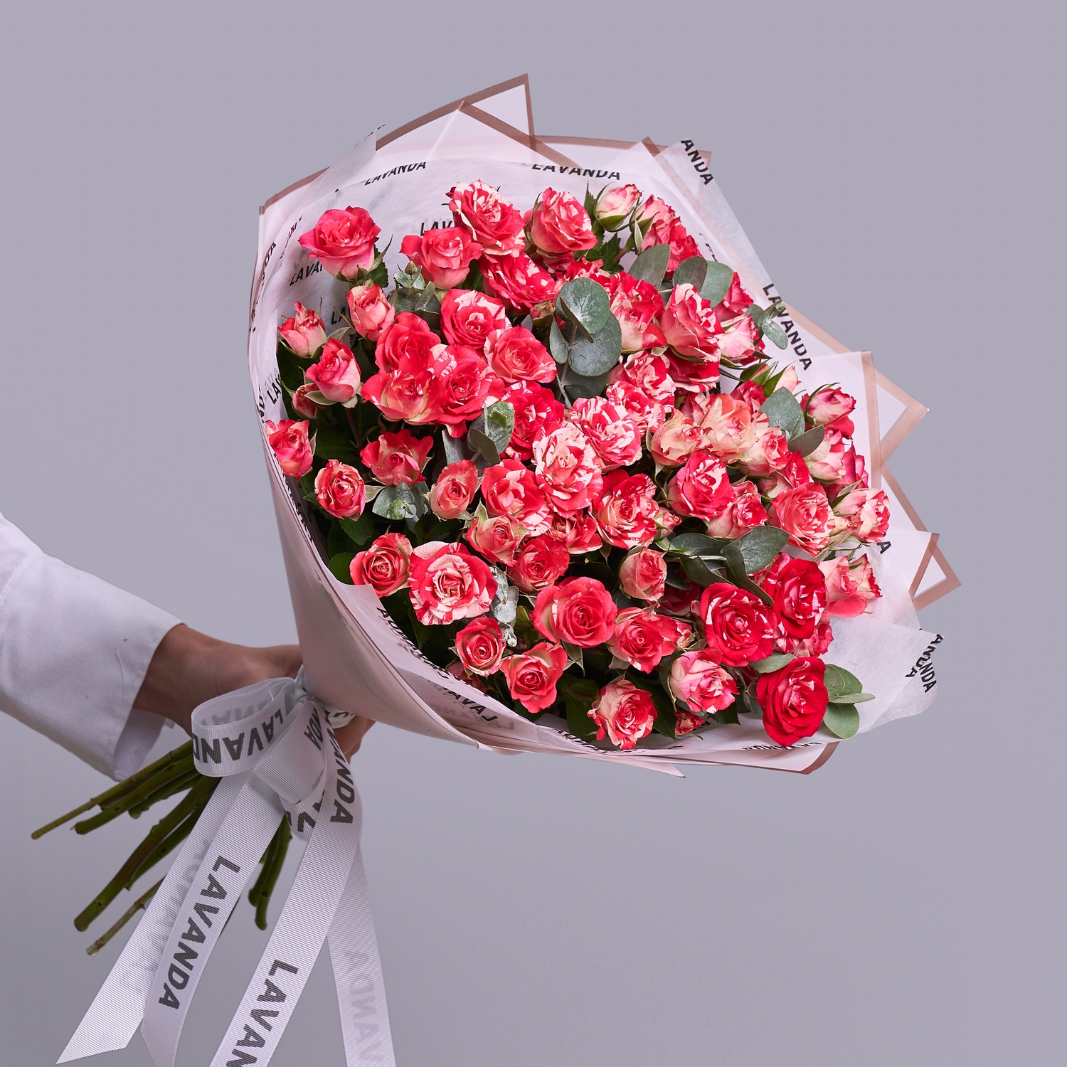 Букет кустовых роз с эвкалиптом