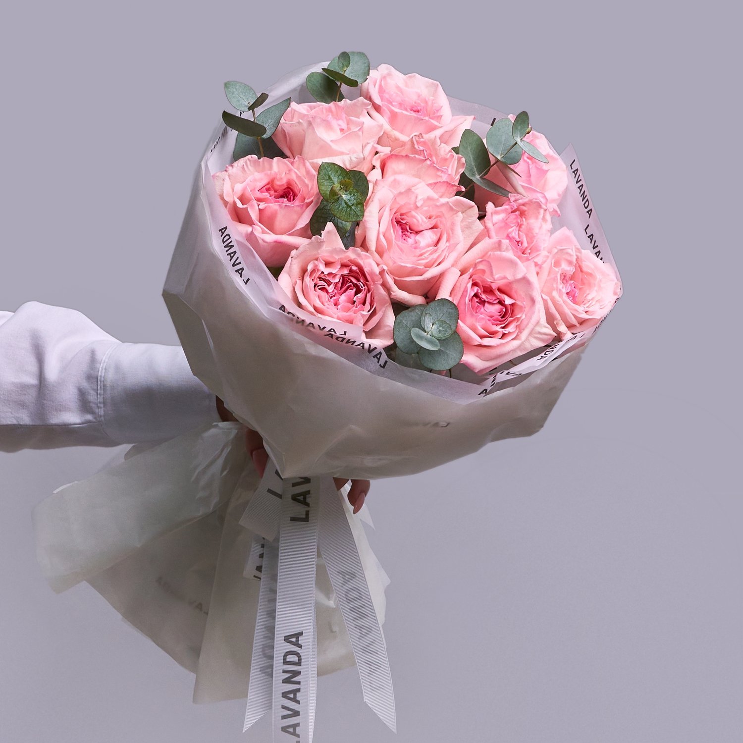 Букет розовых пионовидных роз с эвкалиптом