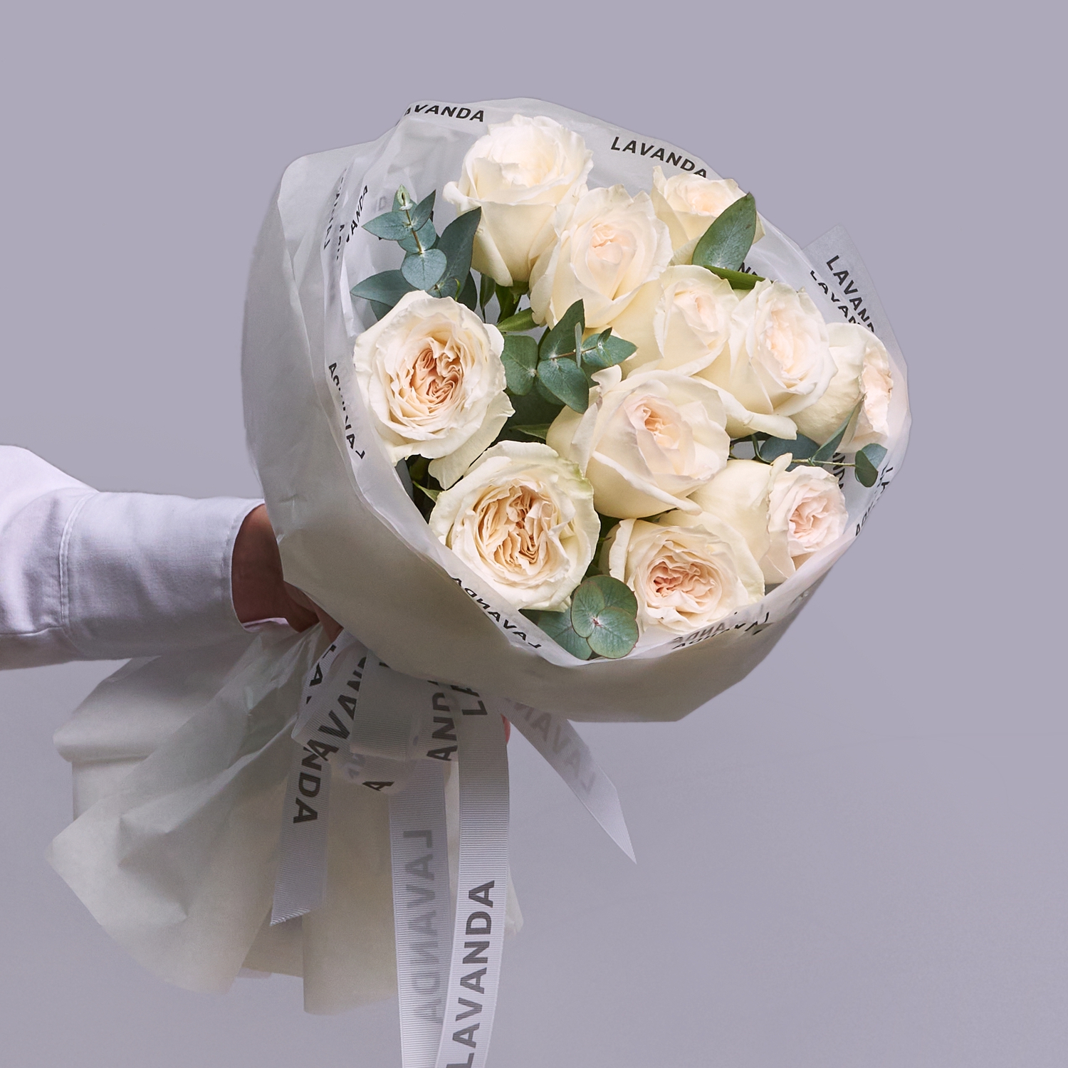 Букет белых пионовидных роз с эвкалиптом