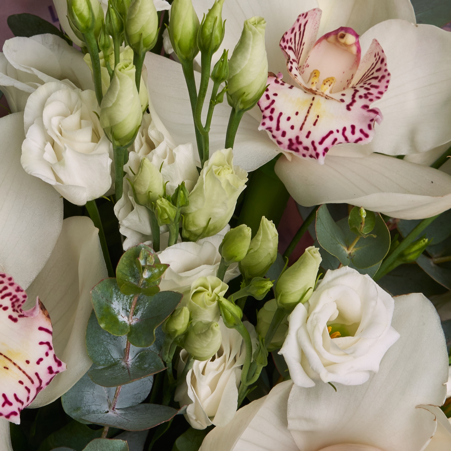 Букет белых орхидей и эустомы с эвкалиптом