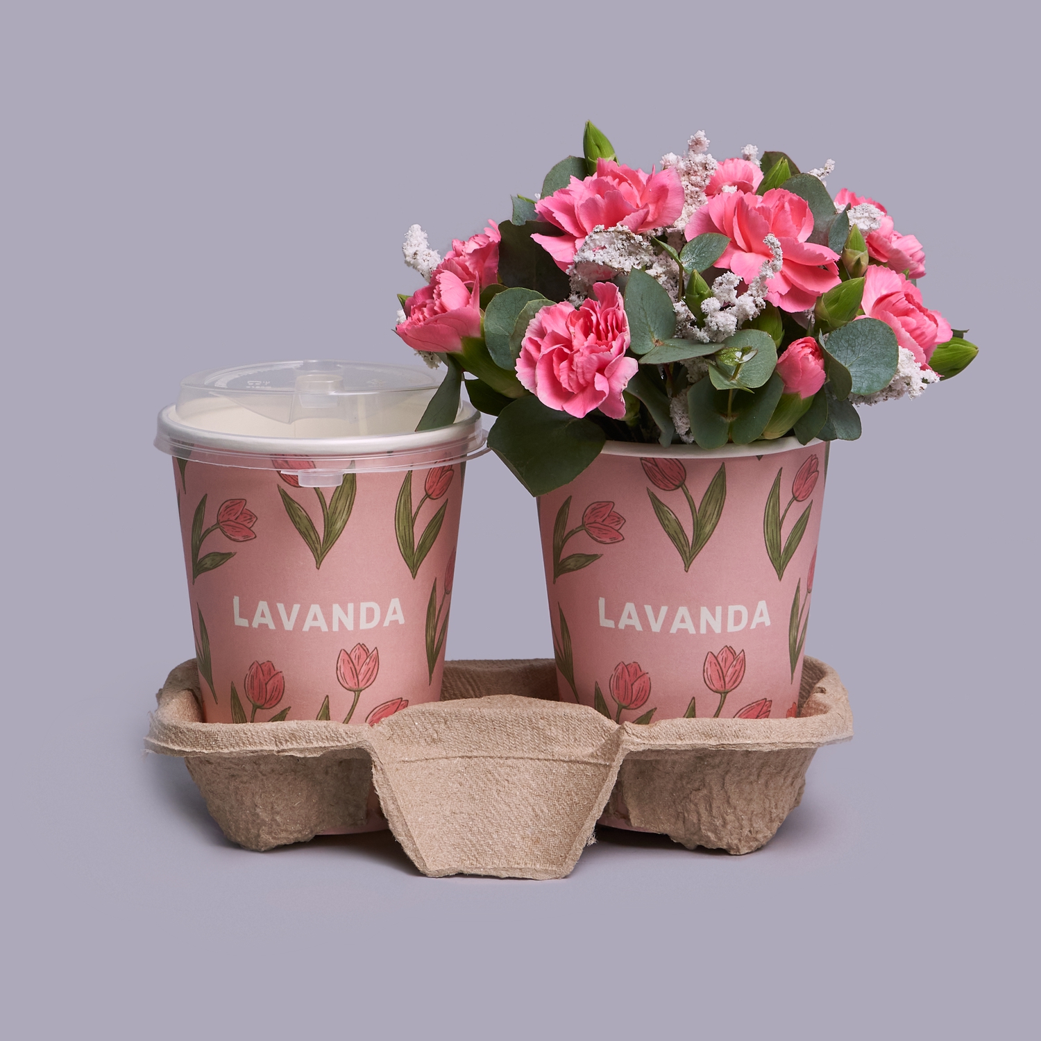 Какао с композицией в стаканчике с розовыми диантусами
