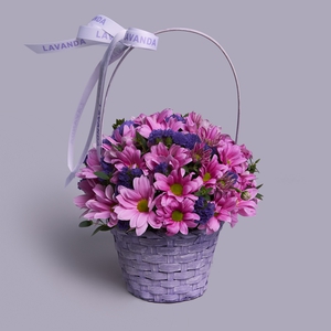 Цветочная корзинка розовых хризантем со статицей