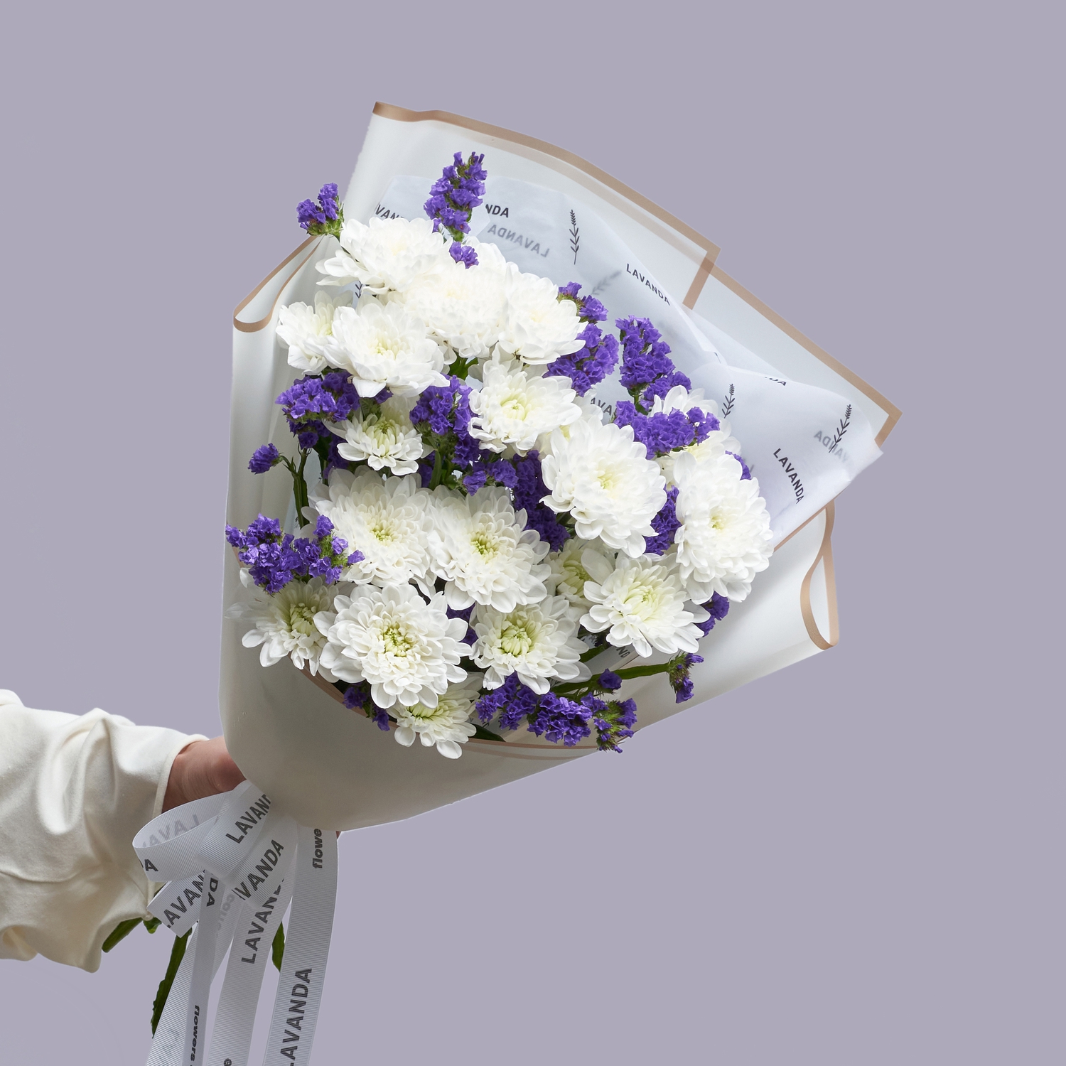 Букет белых хризантем с фиолетовой статицей