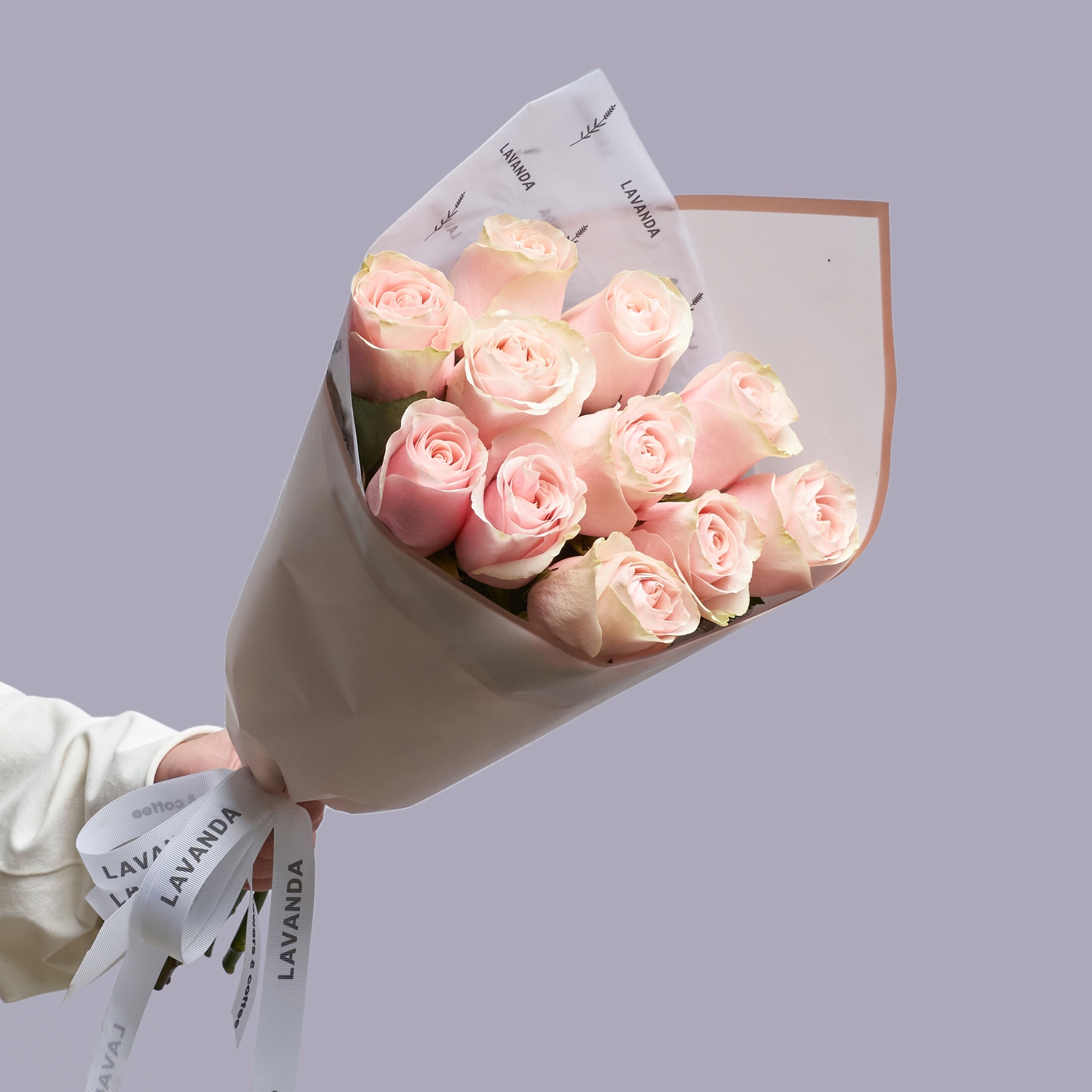 Букет из розовых роз в матовой пленке