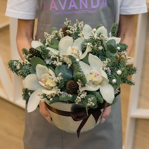 Новогодняя композиция с белыми орхидеями