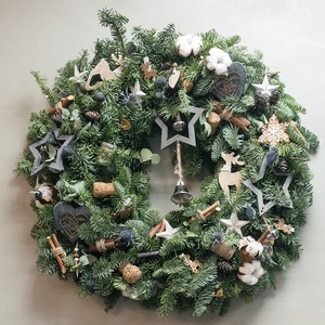 Рождественский венок с декором из дерева