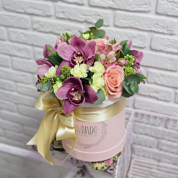 Коробочка розовых роз, альстромерий и орхидей со скимией