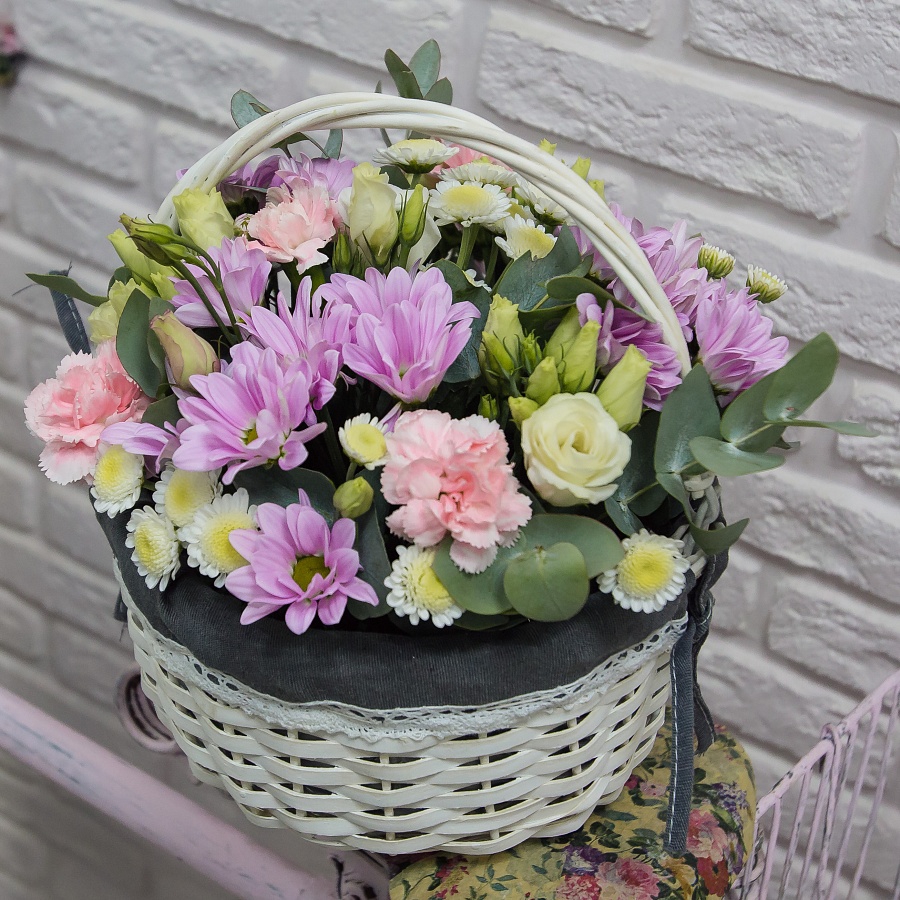 Цветочная корзина с нежными хризантемами и диантусами