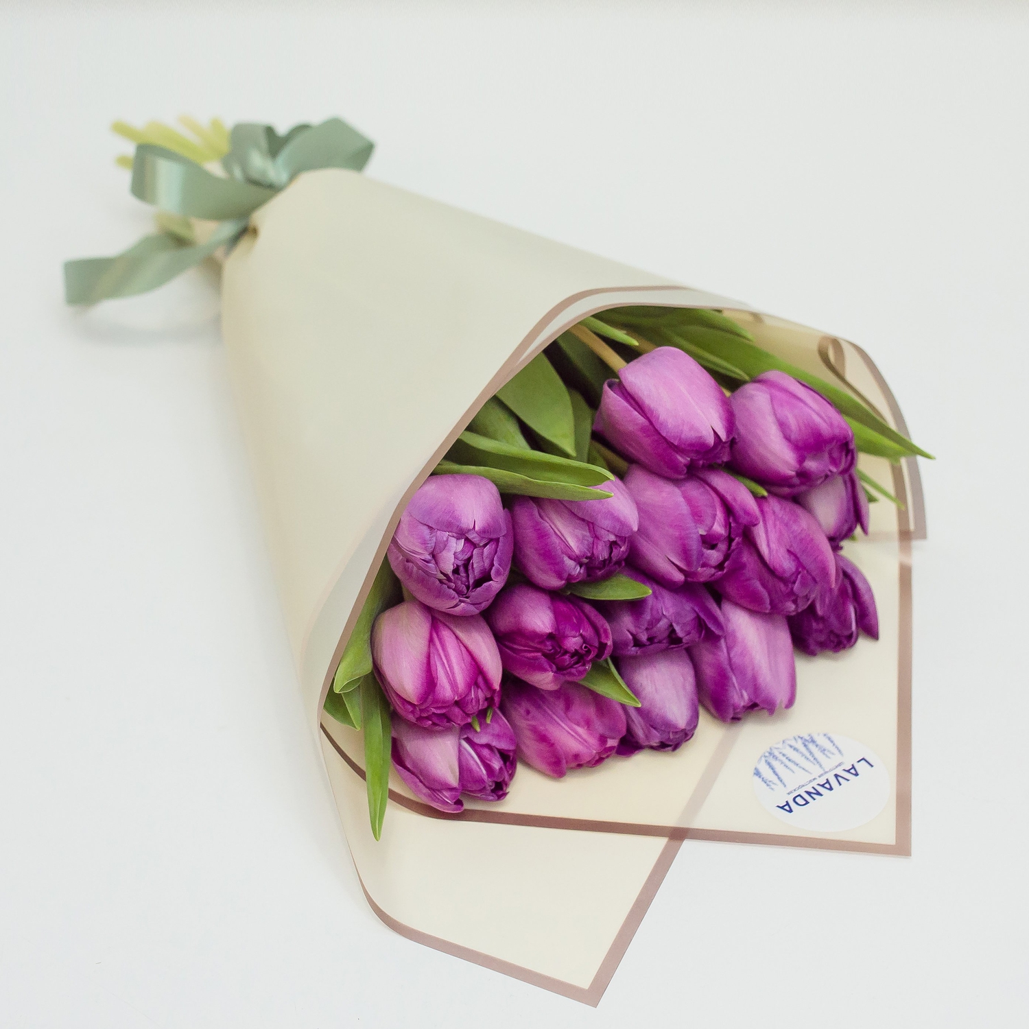 Букет фиолетовых пионовидных тюльпанов