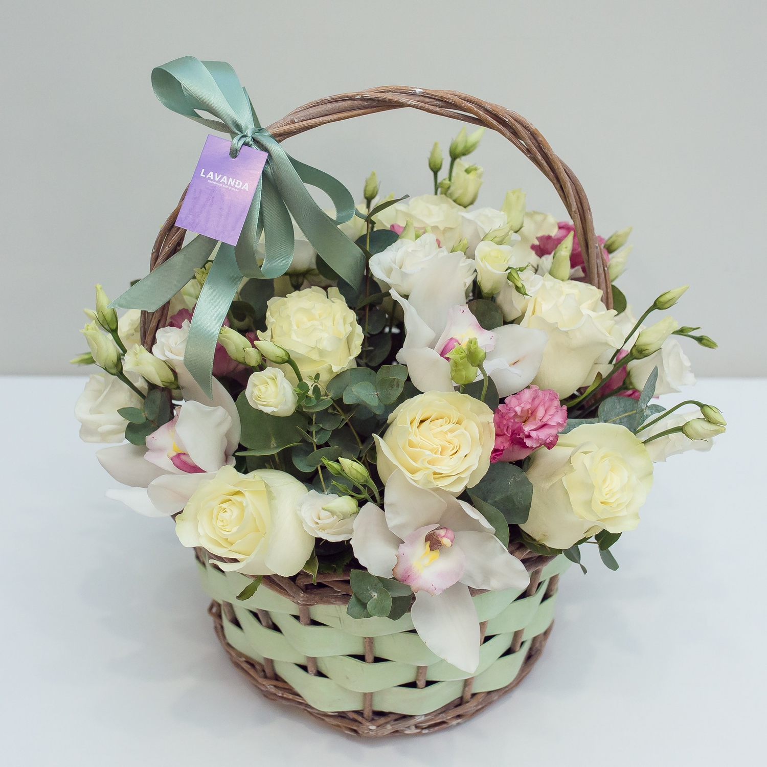Цветочная корзина с орхидеями, розами и эустомой