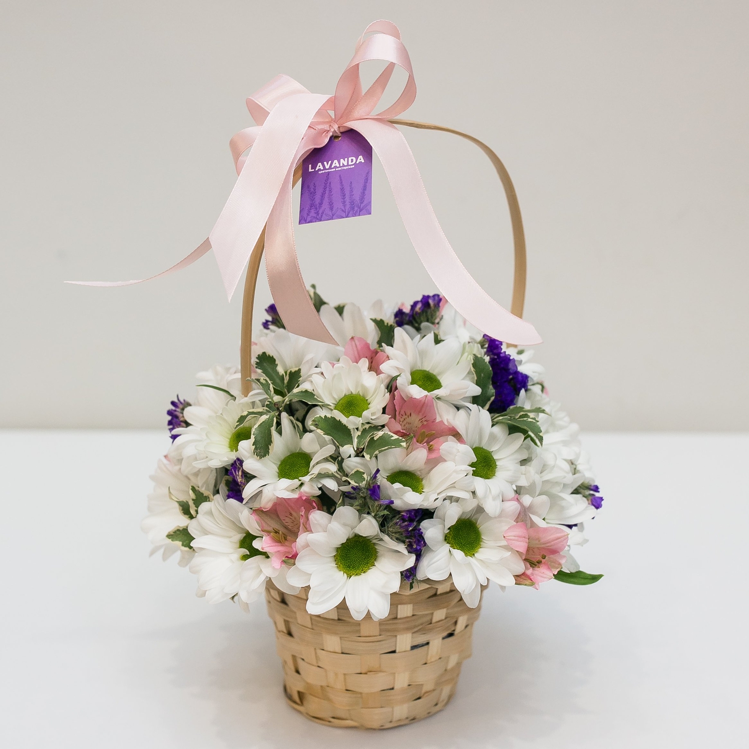 Цветочная корзинка с хризантемой и альстромерией