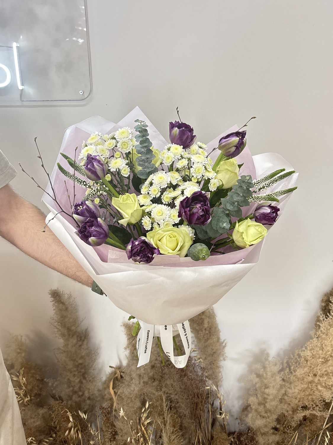 Букет с фиолетовыми пионовидными тюльпанами